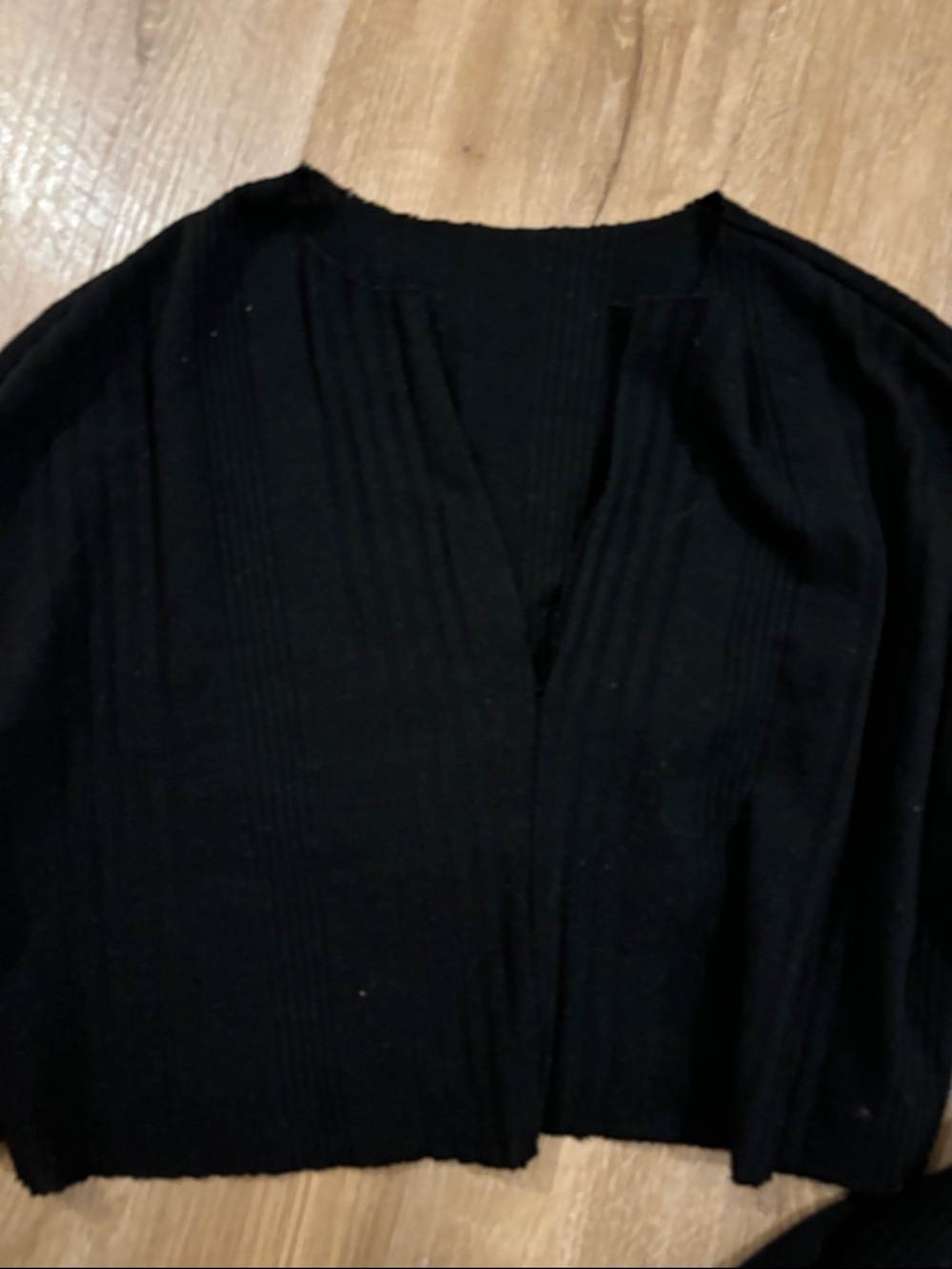 Cropped Black Ribbed top - Picture 2 of 3